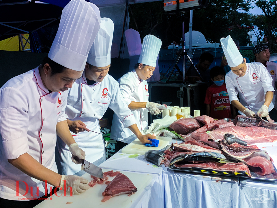Màn trình diễn xẻ thịt cá ngừ Phú Yên hấp dẫn du khách - 8