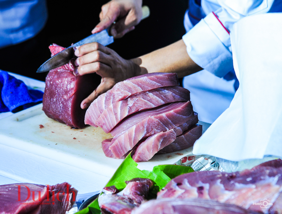 Màn trình diễn xẻ thịt cá ngừ Phú Yên hấp dẫn du khách - 9