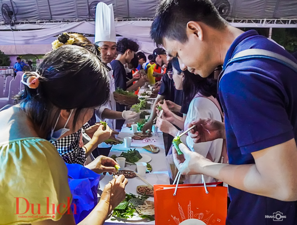 Màn trình diễn xẻ thịt cá ngừ Phú Yên hấp dẫn du khách - 17