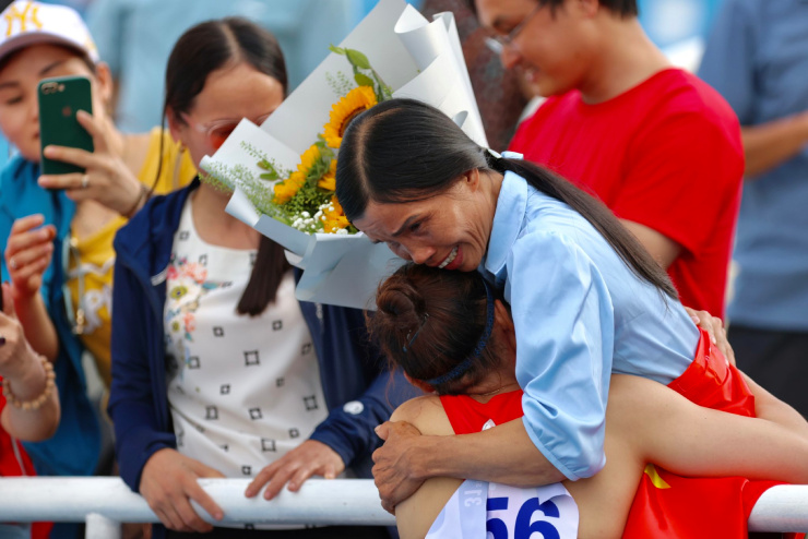 Linh Na ôm mẹ khóc nức nở khi giành HCV môn &#34;khó nhất&#34; SEA Games 31 - 8