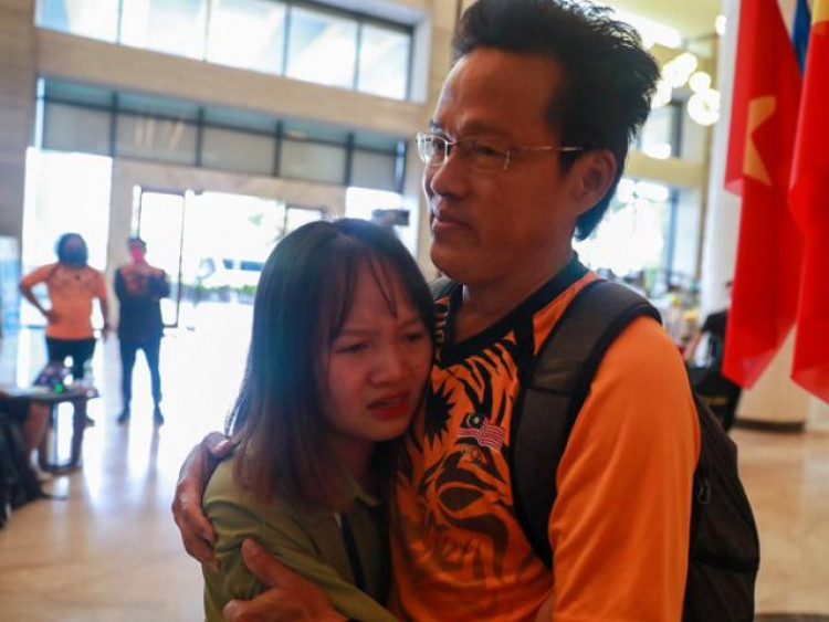 Nữ tình nguyện viên Việt Nam bật khóc khi đưa U23 Malaysia đến Phú Thọ
