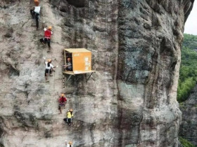 Cửa hàng tiện lợi nằm trên vách đá ở Trung Quốc