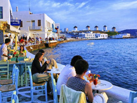  - Mykonos, Hy Lạp: Hai mẹ con du khách bị nhà hàng 'chém' hơn chục triệu cho một bữa ăn nhẹ