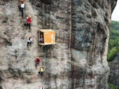 Chuyện hay - Cửa hàng tiện lợi nằm trên vách đá ở Trung Quốc