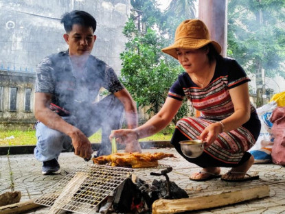 Ăn gì - Ngược lên vùng cao xứ Huế xem dệt Dèng, thưởng thức đặc sản núi rừng