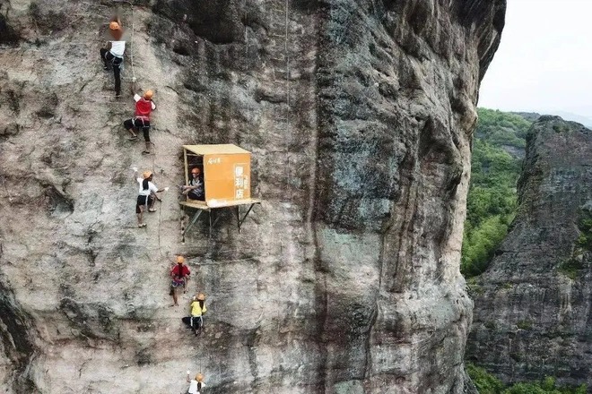 Cửa hàng tiện lợi nằm trên vách đá ở Trung Quốc - 1