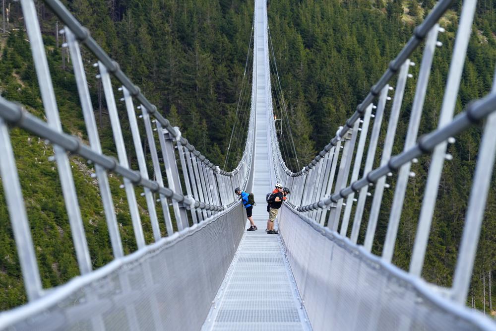 Khánh thành cây cầu treo đi bộ dài nhất thế giới ở Cộng hòa Séc - 1