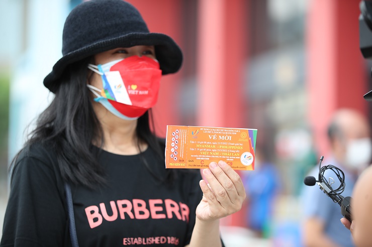 Chung kết bóng đá nữ Việt Nam - Thái Lan cực nóng: Hàng trăm CĐV xếp hàng chật kín lấy vé - 5