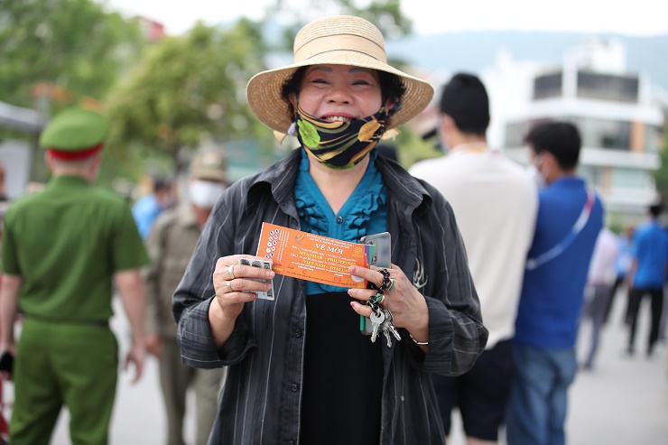 Chung kết bóng đá nữ Việt Nam - Thái Lan cực nóng: Hàng trăm CĐV xếp hàng chật kín lấy vé - 3