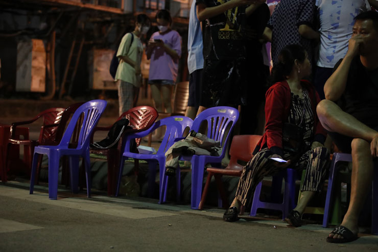 Chung kết bóng đá nữ Việt Nam - Thái Lan cực nóng: Hàng trăm CĐV xếp hàng chật kín lấy vé - 13