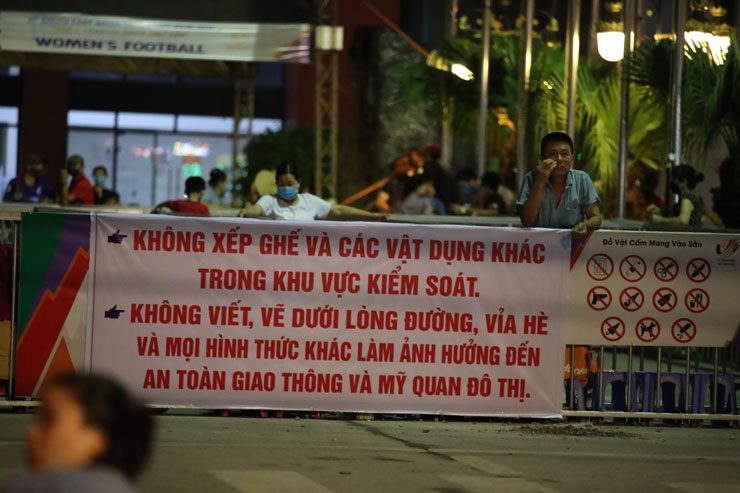 Chung kết bóng đá nữ Việt Nam - Thái Lan cực nóng: Hàng trăm CĐV xếp hàng chật kín lấy vé - 14