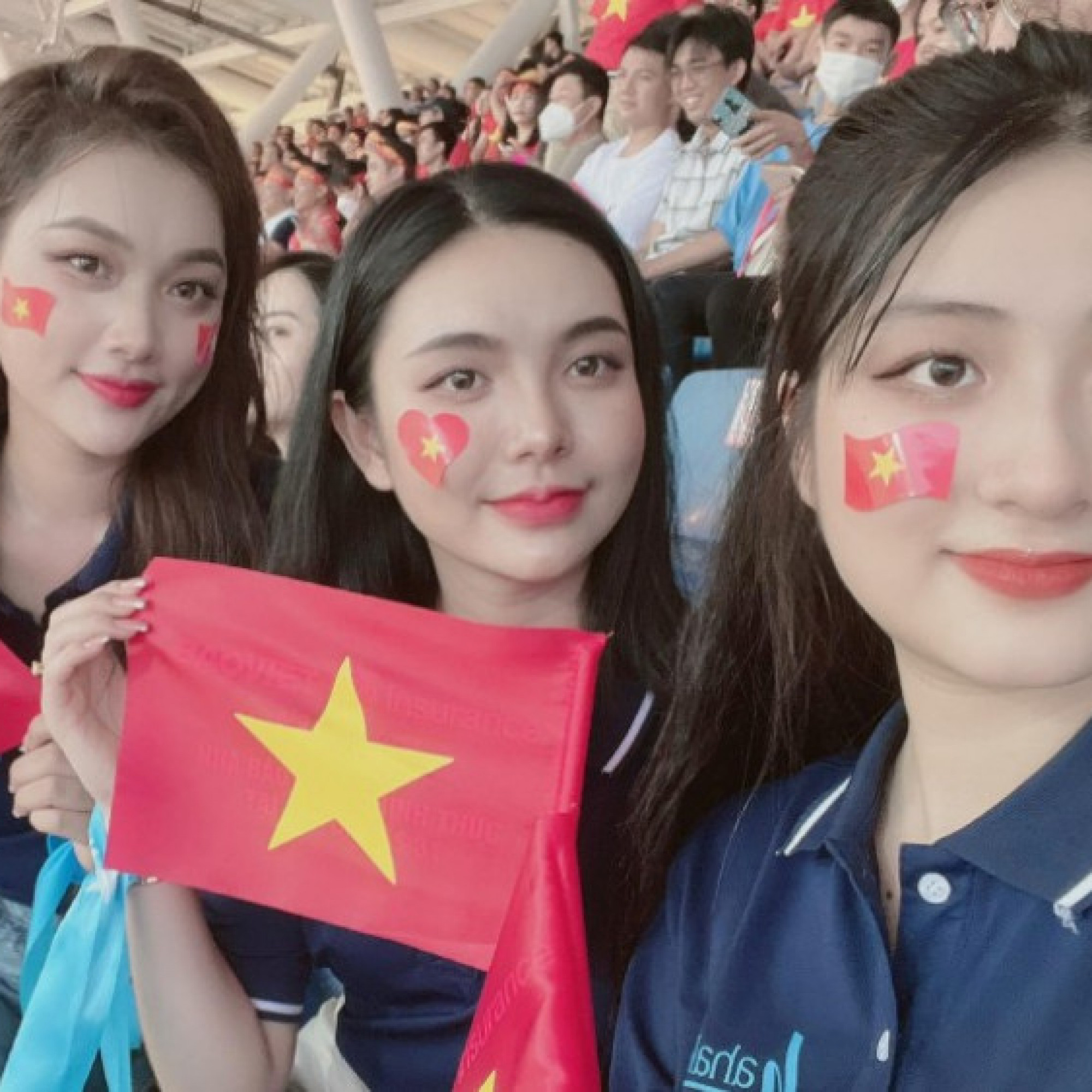  - Trực tiếp tin mới nhất chung kết U23 Việt Nam - U23 Thái Lan: Fan nữ khoe sắc, sân Mỹ Đình nóng hừng hực