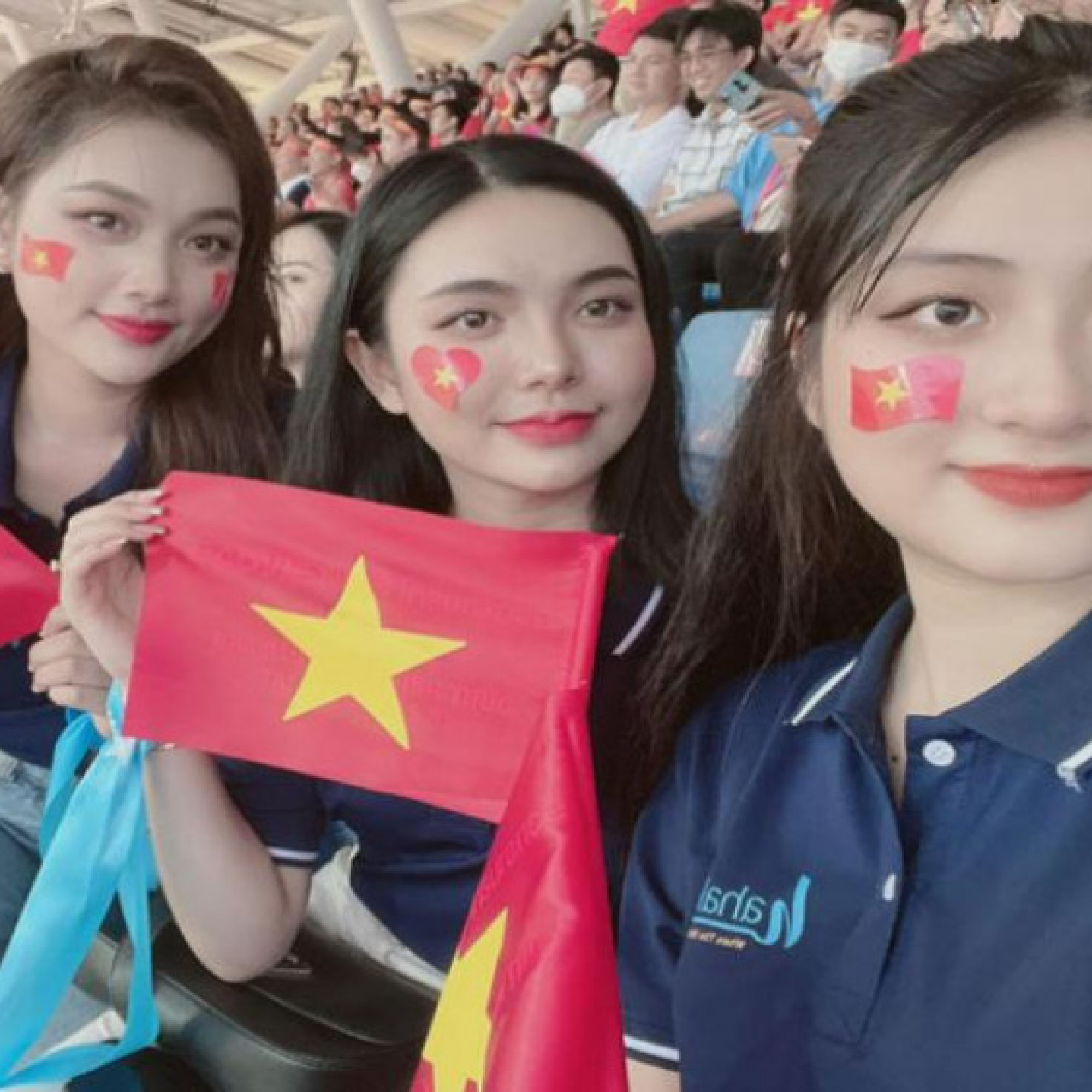  - Fan nữ xinh đẹp đổ bộ "chảo lửa" Mỹ Đình cổ vũ U23 Việt Nam đấu Thái Lan
