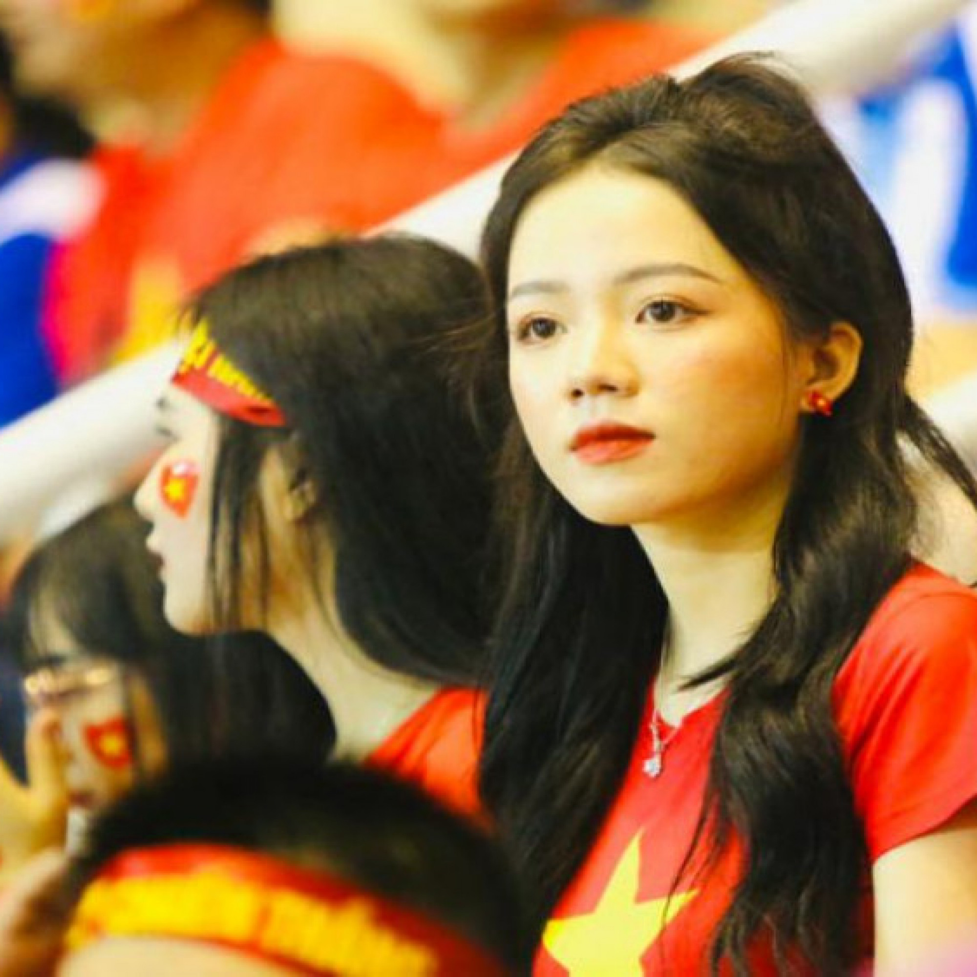 Thể thao - Fan nữ xinh đẹp đổ bộ &quot;chảo lửa&quot; Mỹ Đình cổ vũ U23 Việt Nam đấu Thái Lan