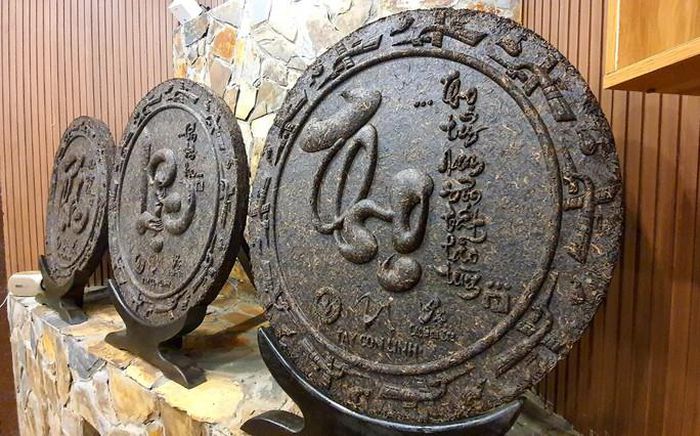 Độc đáo ngôi nhà làm từ hơn 2 tấn trà Shan Tuyết cổ thụ ở Hà Giang - 5