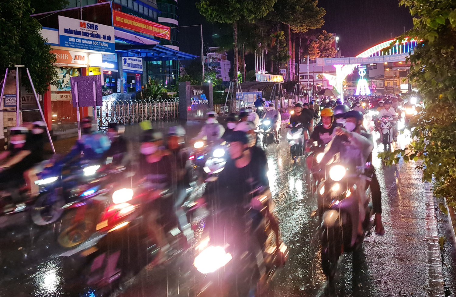 Trời mưa to nhưng người dân miền Tây đổ xô ra đường mừng chiến thắng U23 Việt Nam - 1