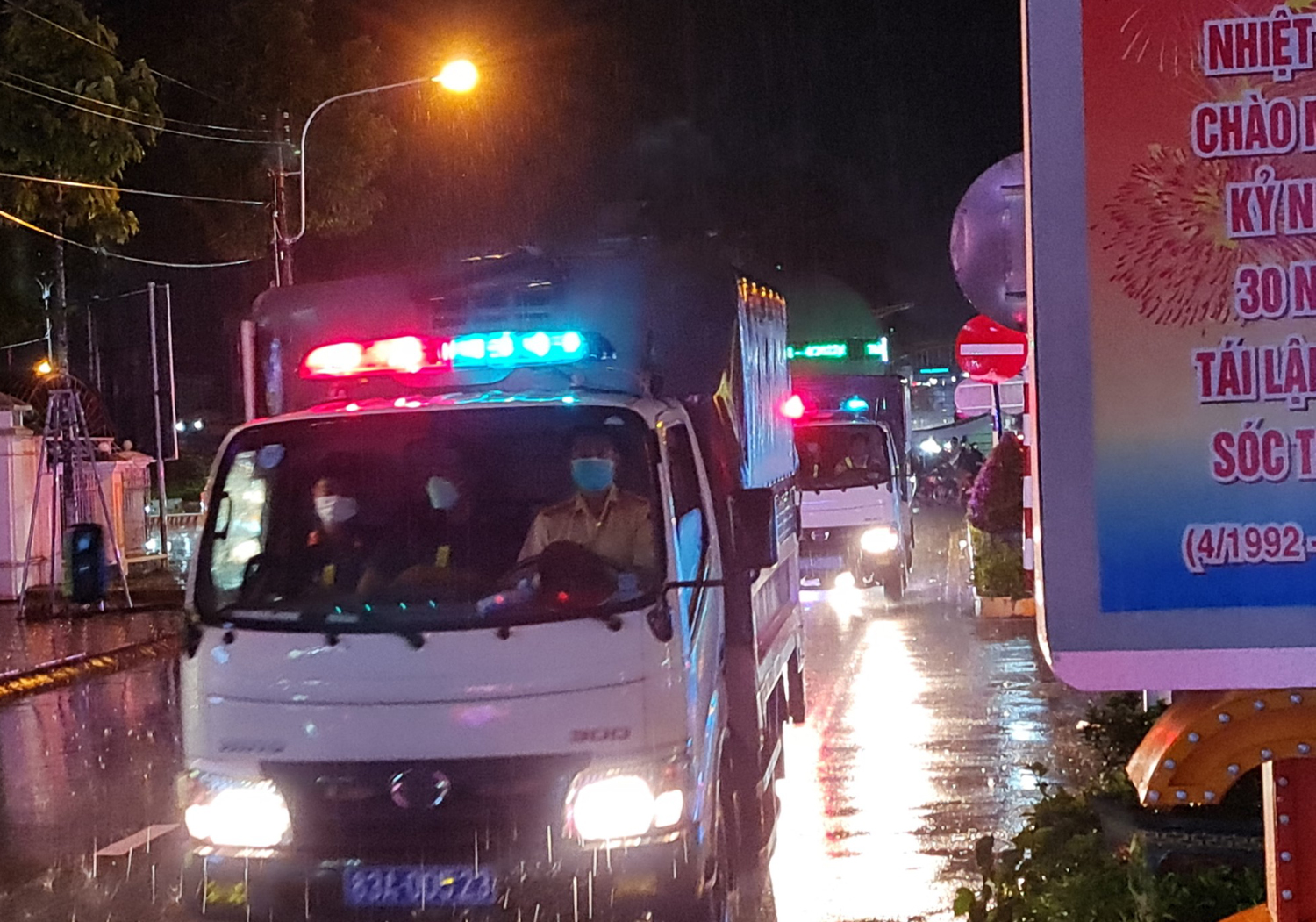 Trời mưa to nhưng người dân miền Tây đổ xô ra đường mừng chiến thắng U23 Việt Nam - 2