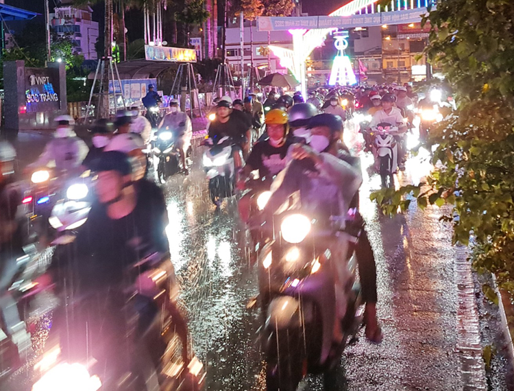 Trời mưa to nhưng người dân miền Tây đổ xô ra đường mừng chiến thắng U23 Việt Nam