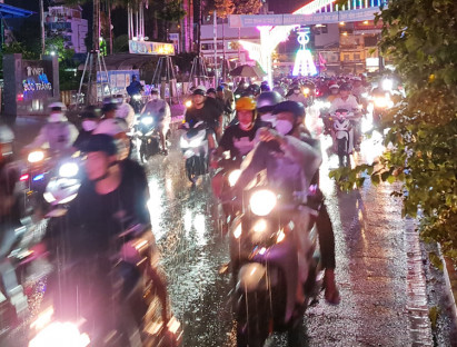 Chuyển động - Trời mưa to nhưng người dân miền Tây đổ xô ra đường mừng chiến thắng U23 Việt Nam
