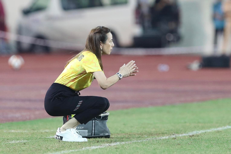 &#34;Sếp nữ&#34; Madam Pang cầu nguyện cho U23 Thái Lan ở chung kết SEA Games 31 - 4