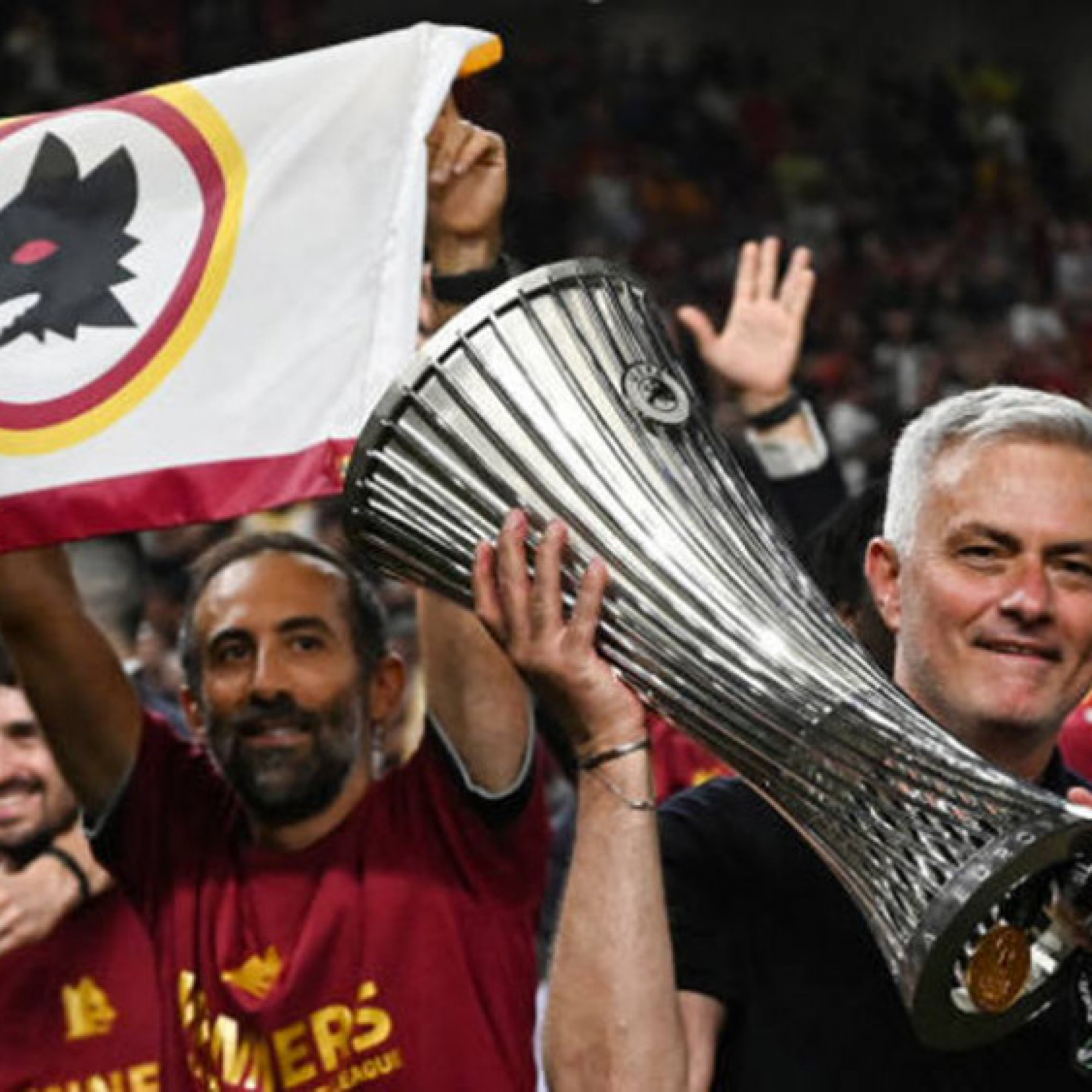  - Fan Roma đi bão lúc 4h sáng đón Mourinho, mừng vô địch Europa Conference League