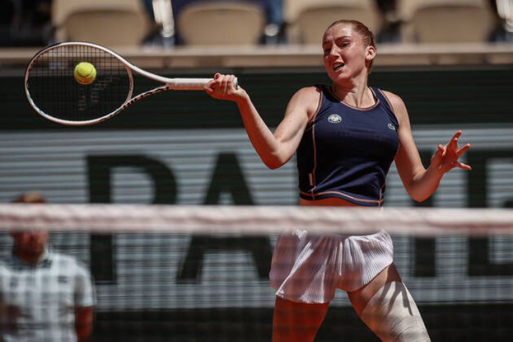 Người đẹp tennis 19 tuổi thích xắn váy thi đấu làm xôn xao Roland Garros - 3