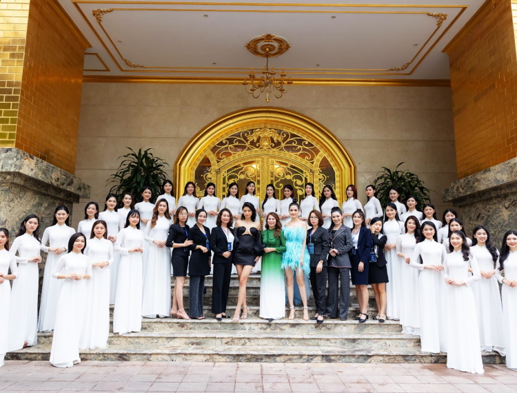 Thí sinh thả dáng trong áo dài trắng tại Vòng sơ khảo cuộc thi Hoa hậu Du lịch Biển VN
