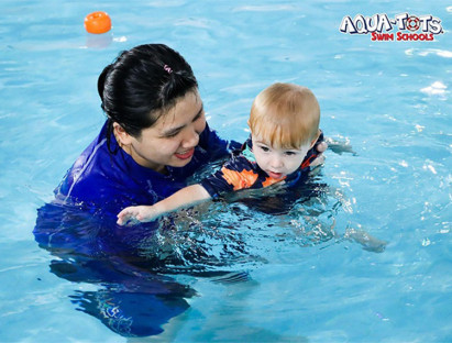 Mua sắm - Nên cho trẻ nhỏ học bơi sinh tồn hay bơi thuỷ liệu?