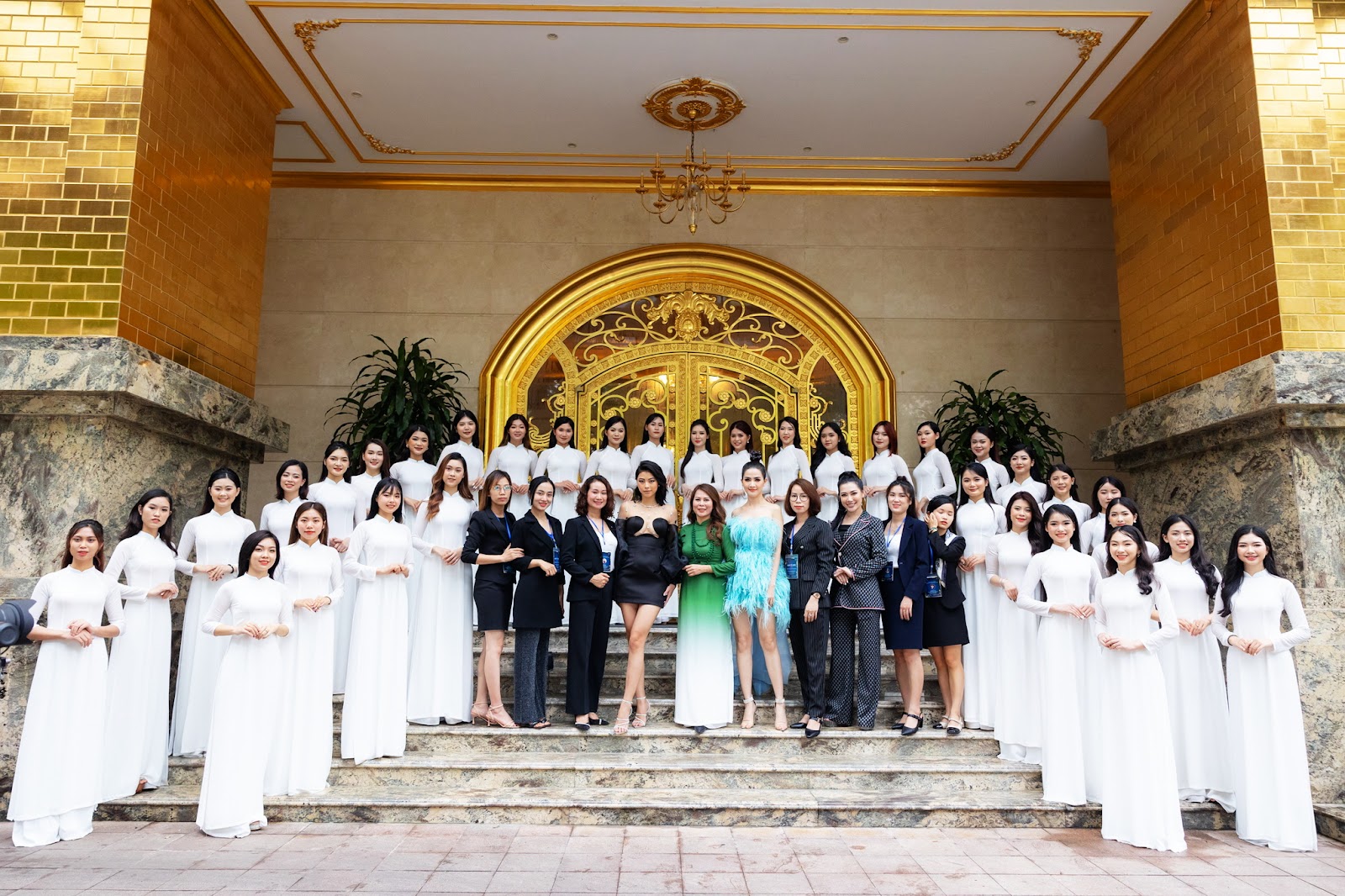 Thí sinh thả dáng trong áo dài trắng tại Vòng sơ khảo cuộc thi Hoa hậu Du lịch Biển VN - 1