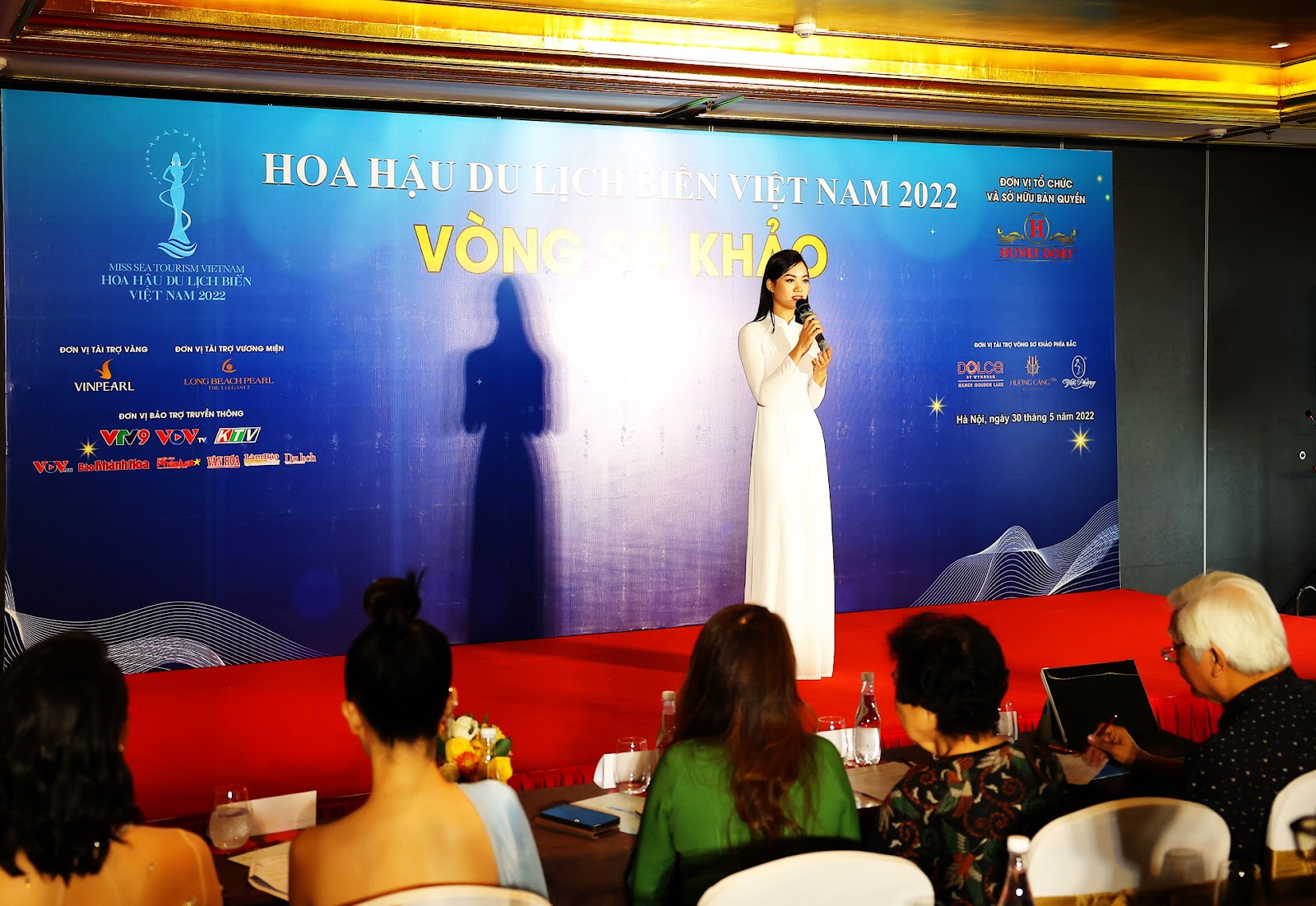 Thí sinh thả dáng trong áo dài trắng tại Vòng sơ khảo cuộc thi Hoa hậu Du lịch Biển VN - 5