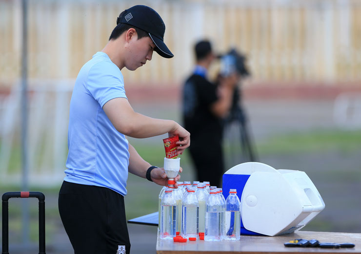Tận mắt xem U23 Hàn Quốc tập luyện đấu U23 Việt Nam: Bí ẩn chai nước uống đặc biệt - 2