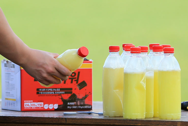 Tận mắt xem U23 Hàn Quốc tập luyện đấu U23 Việt Nam: Bí ẩn chai nước uống đặc biệt - 4