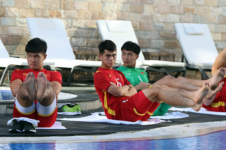 Dàn trai đẹp U23 Việt Nam khoe body cực chất bên hồ bơi ở Uzbekistan - 1