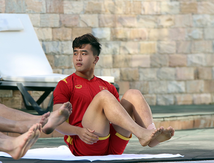 Dàn trai đẹp U23 Việt Nam khoe body cực chất bên hồ bơi ở Uzbekistan - 2