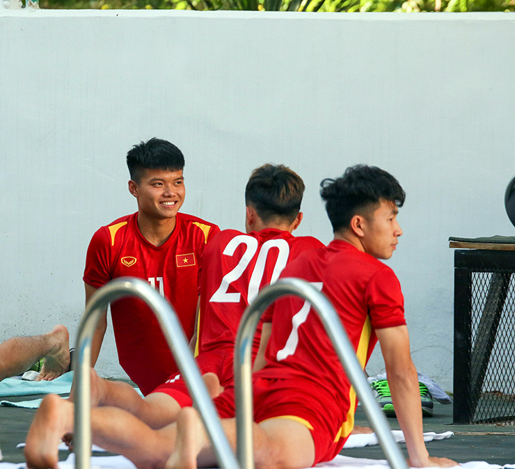 Dàn trai đẹp U23 Việt Nam khoe body cực chất bên hồ bơi ở Uzbekistan - 3
