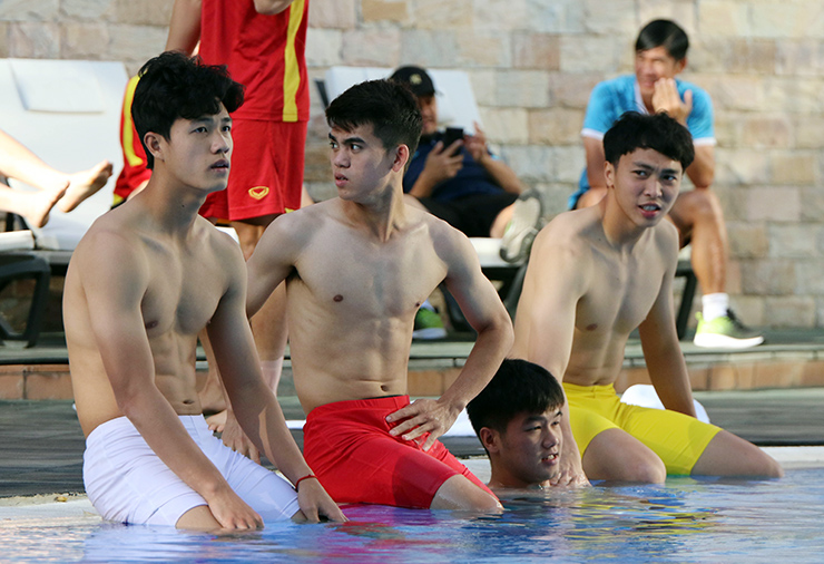 Dàn trai đẹp U23 Việt Nam khoe body cực chất bên hồ bơi ở Uzbekistan - 5