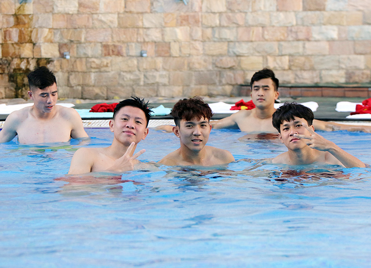 Dàn trai đẹp U23 Việt Nam khoe body cực chất bên hồ bơi ở Uzbekistan - 8