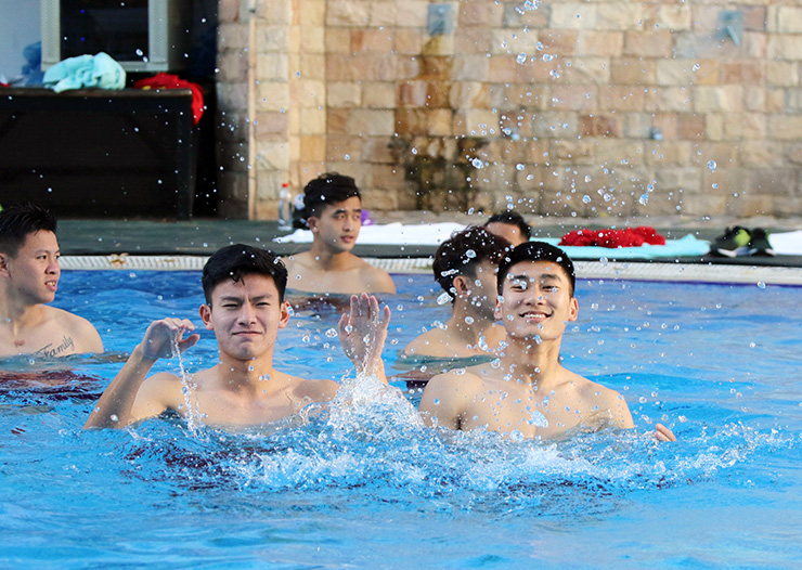 Dàn trai đẹp U23 Việt Nam khoe body cực chất bên hồ bơi ở Uzbekistan - 9