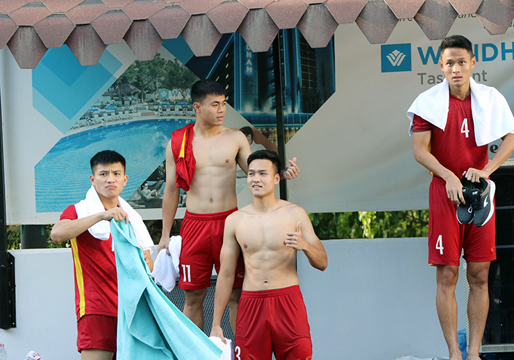 Dàn trai đẹp U23 Việt Nam khoe body cực chất bên hồ bơi ở Uzbekistan - 10