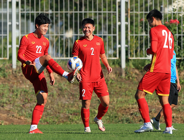 Thủ môn Văn Toản ổn định tâm lý sau trận gặp U23 Thái Lan, tươi cười tập luyện - 9