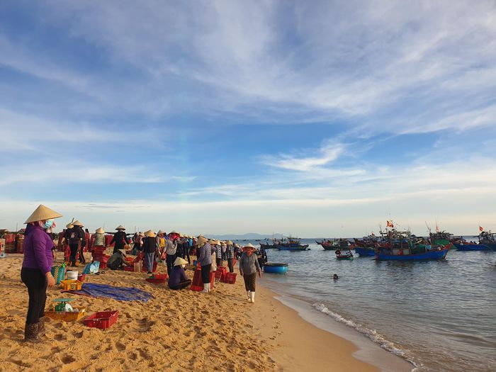 Huyên náo chợ cá bình minh trên bãi biển Quảng Bình - 4