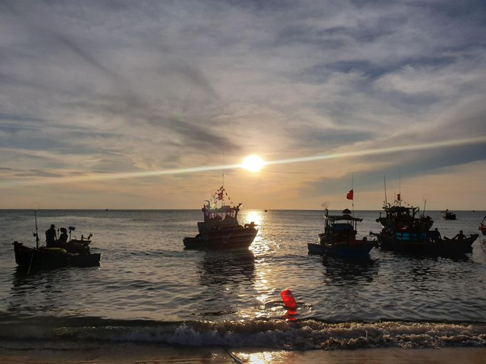 Huyên náo chợ cá bình minh trên bãi biển Quảng Bình - 1