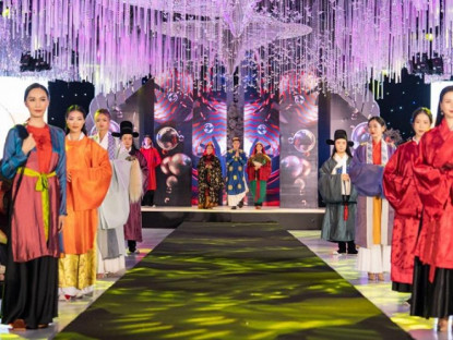 Chuyện hay - Thú vị sàn trình diễn thời trang tại Việt Nam ứng dụng công nghệ để quảng bá du lịch