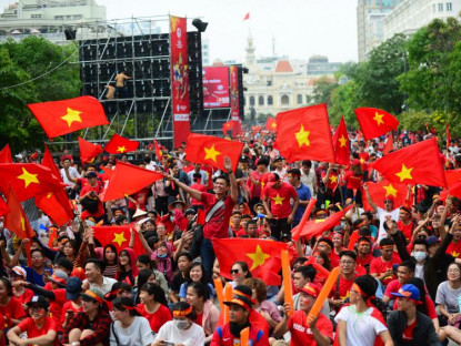 Chuyển động - Tạm dừng các phương tiện lưu thông đường Nguyễn Huệ để phuc vụ xem bóng đá