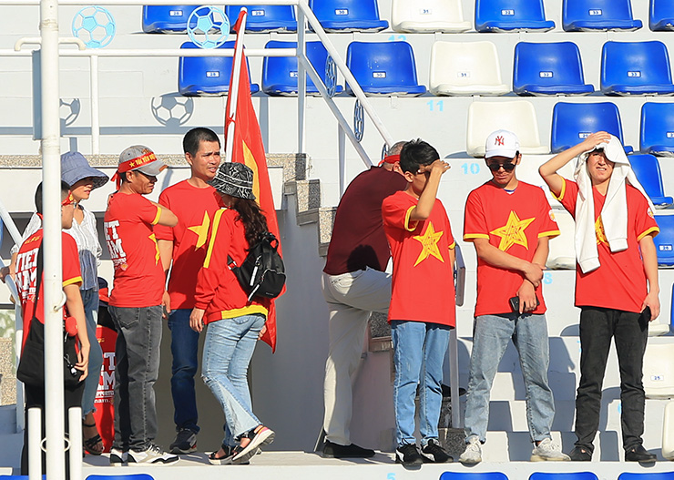 CĐV Việt tranh cãi với ban tổ chức, bắc loa báo tin vui cho U23 Việt Nam ngay tại sân - 1