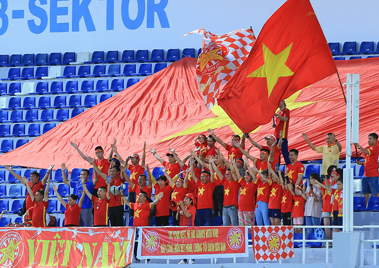 CĐV Việt tranh cãi với ban tổ chức, bắc loa báo tin vui cho U23 Việt Nam ngay tại sân - 10