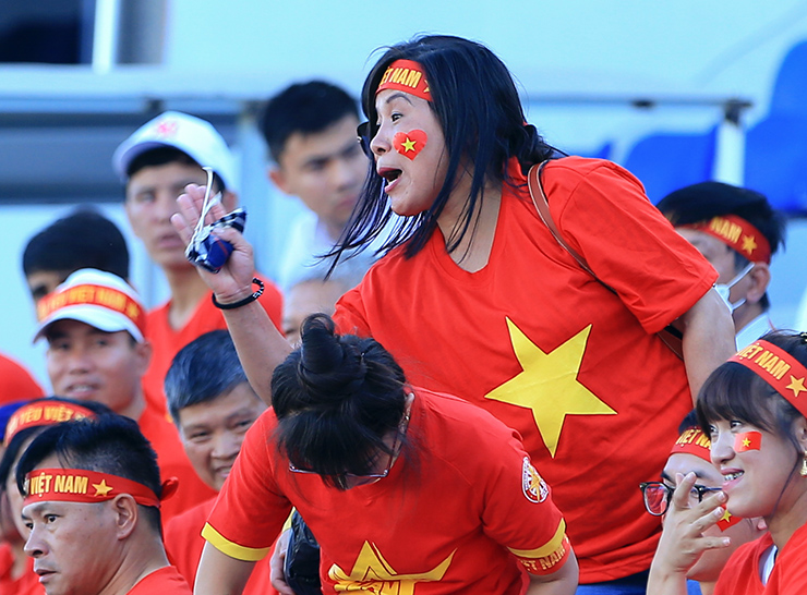 CĐV Việt tranh cãi với ban tổ chức, bắc loa báo tin vui cho U23 Việt Nam ngay tại sân - 3