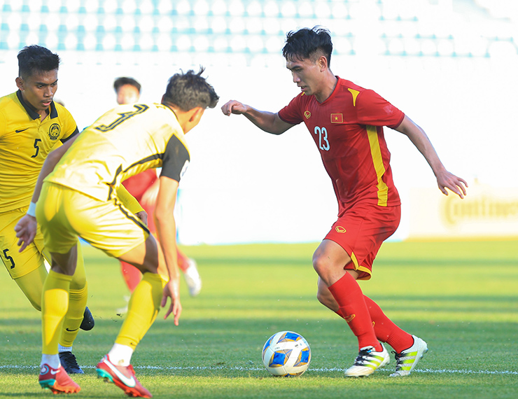 CĐV Việt tranh cãi với ban tổ chức, bắc loa báo tin vui cho U23 Việt Nam ngay tại sân - 4