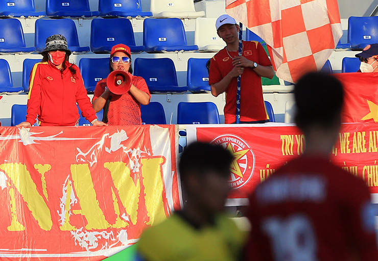 CĐV Việt tranh cãi với ban tổ chức, bắc loa báo tin vui cho U23 Việt Nam ngay tại sân - 5