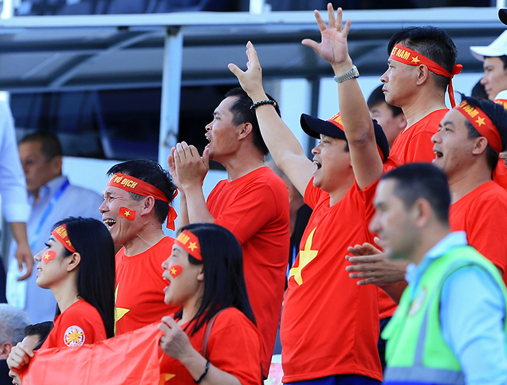CĐV Việt tranh cãi với ban tổ chức, bắc loa báo tin vui cho U23 Việt Nam ngay tại sân - 7